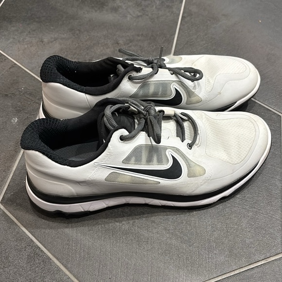 Nike - Picture 2 of 5